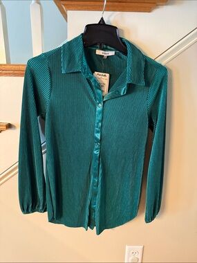 Ro & De Teal Ribbed Button-Front Blouse